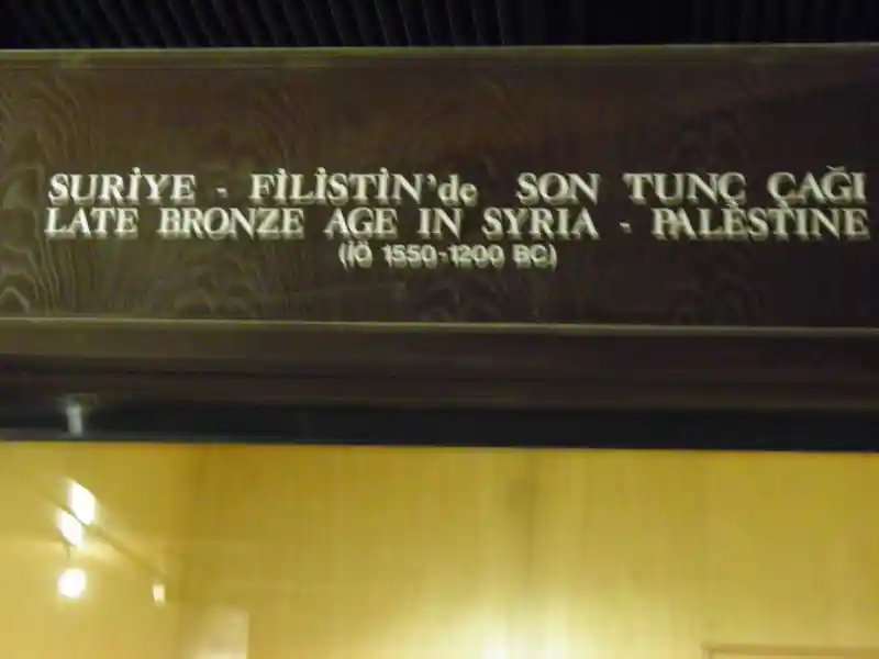 Triangle shape representing the pubic part engraved on a terracotta figurine of Astarte